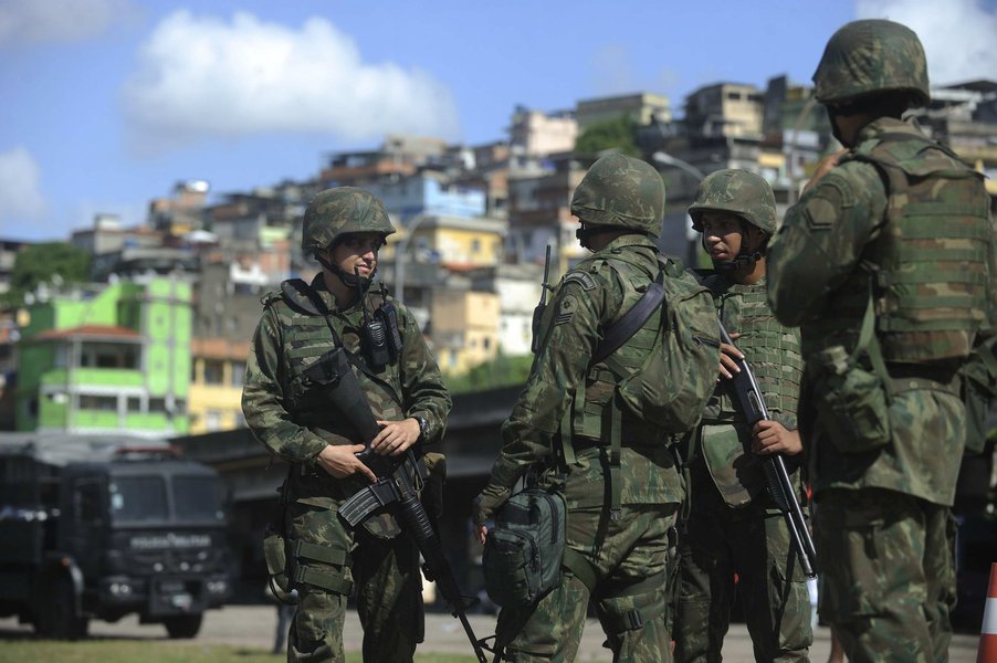 Governador Luiz Fernando Pezão (PMDB) pretende conversar com a presidente Dilma Rousseff para pedir a prorrogação da permanências das tropas do Exército no Complexo da Maré; ideia é manter as tropas na comunidade até que novos policiais militares sejam formados e, assim, implantar uma Unidade de Polícia Pacificadora (UPP) na região; por enquanto, o governo federal autorizou até dezembro a permanência das tropas militares, que ocupam o conjunto de favelas desde abril deste ano