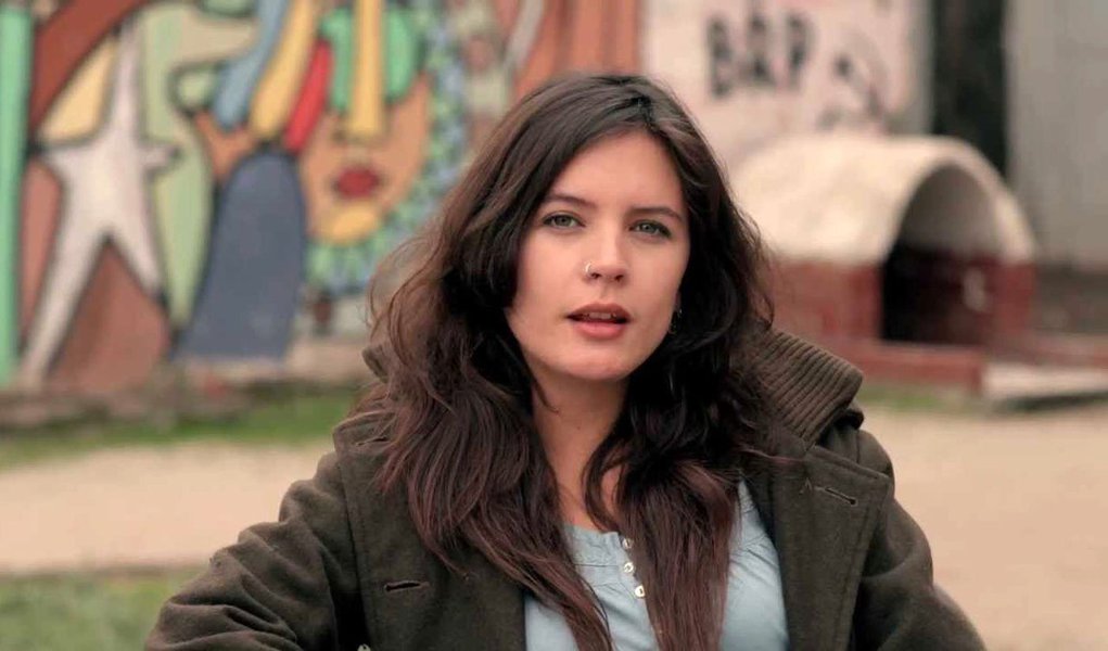 Musa chilena, a comunista Camila Vallejo assumiu na manhã desta terça-feira o cargo de no Congresso e se converteu na representante mais jovem da Câmara; ela integrará a Comissão de Educação; em passagem no ano passado por Santiago, o ex-presidente Lula disse que ela  representa um novo pensamento para a política latino-americana