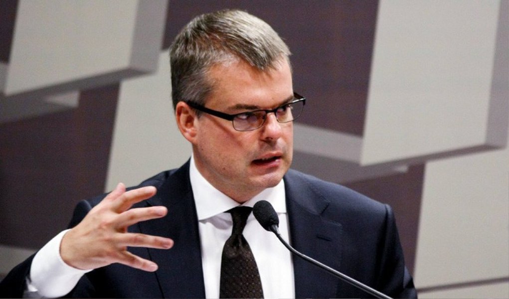 Diretor de Assuntos Internacionais do Banco Central, Tony Volpon, disse nesta sexta-feira, 12, que o BC tem plena confiança na possibilidade de levar a inflação para o centro da meta de 4,5% no final do próximo ano; "Acredito que se o BC não tivesse definido a data em 2016, tivesse definido uma data mais longe, a inflação de hoje seria maior", completou o diretor, para quem há ainda "um ano e meio de luta" na convergência do Índice Nacional de Preços ao Consumidor Amplo (IPCA) para o alvo perseguido; Volpon falou em "determinação e perseverança" da autoridade monetária no combate à inflação