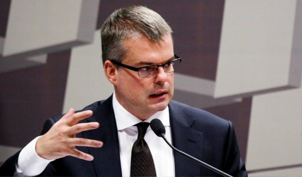Diretor de Assuntos Internacionais do Banco Central, Tony Volpon, disse nesta sexta-feira, 12, que o BC tem plena confiança na possibilidade de levar a inflação para o centro da meta de 4,5% no final do próximo ano; "Acredito que se o BC não tivesse definido a data em 2016, tivesse definido uma data mais longe, a inflação de hoje seria maior", completou o diretor, para quem há ainda "um ano e meio de luta" na convergência do Índice Nacional de Preços ao Consumidor Amplo (IPCA) para o alvo perseguido; Volpon falou em "determinação e perseverança" da autoridade monetária no combate à inflação