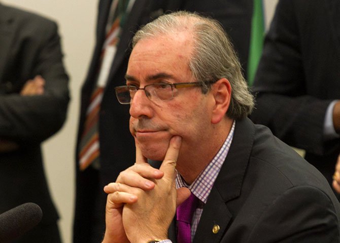 Cunha inovou... Num momento de "pura inspiração 666", sacou (não sabemos o motivo, mas imaginamos) de uma gaveta empoeirada do Congresso, um projeto vergonhoso, a dormitar desde 2004, para torná-lo pauta panaceica do mundo do trabalho tupiniquim