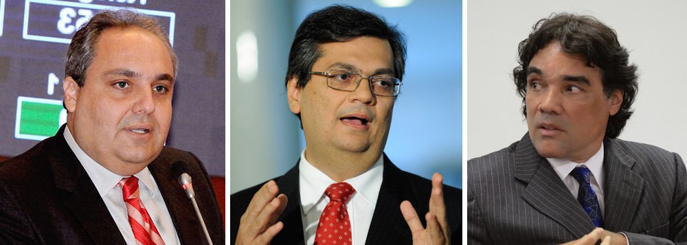 O deputado Marcelo Tavares (PSB), coordenador da campanha de Flávio Dino (PC do B), que disputa o governo do Marnahão, deu entrada no pedido de investigação na PF sobre a suposta relação do candidato Edinho Lobão (PMDB) com os boatos espalhados pelas redes sociais contra o ex-presidente da Embratur; segundo informações divulgadas na web, o comunista teria criticado a classe médica, ao dizer, por exemplo, que “médico tem de parar de ser tão mercenário. Abaixar o salário deles é uma forma de os fazerem refletir”