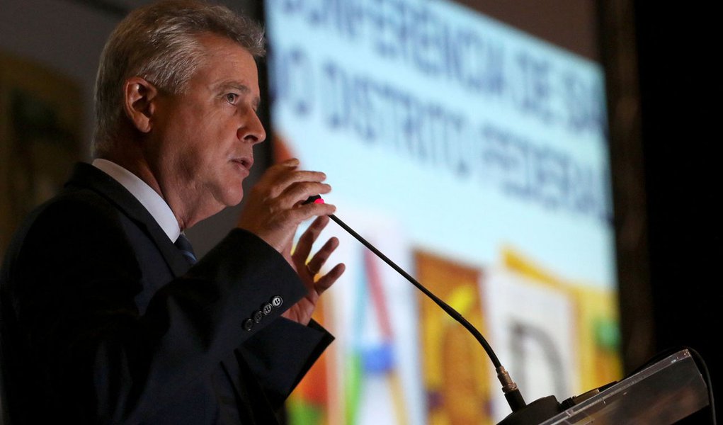 A necessidade de reforçar o orçamento para a Saúde ainda neste ano foi um dos temas abordados pelo governador Rodrigo Rollemberg na abertura oficial da 9ª Conferência de Saúde do Distrito Federal; o chefe do Executivo local também defendeu a gestão descentralizada como um dos caminhos para resolver a crise do setor; segundo Rollemberg, quando ele assumiu o governo, a rede pública de saúde  estava completamente desestruturada, sem medicamentos, com vários leitos de UTI fechados"