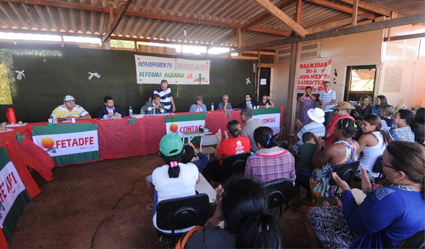 Denúncias de ameaças entre moradores de acampamento rural no entorno do Distrito Federal motivaram uma diligência da Comissão de Direitos Humanos do Senado Federal ao acampamento Tiradentes, que fica a 4 km distante de São Sebastião; o motivo das ameaças é a disputa entre os moradores do local pelo uso da terra e regularização das casas; de acordo com o senador Hélio José (PSD-DF), a partir da averiguação feita pela diligência o caso será encaminhado aos órgãos competentes do governo do Distrito Federal (DF), solicitando apuração das denúncias e emergência na regularização das famílias que moram no local