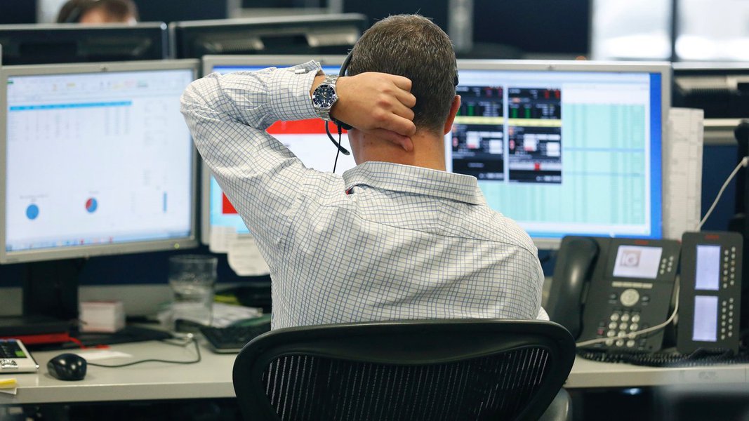 A crise econômica que derrubou a arrecadação e afetou as contas públicas este ano concentra-se nas grandes empresas, principalmente do setor financeiro; de acordo com a Receita Federal, a queda na lucratividade das maiores companhias representa o principal fator econômico por trás da diminuição real de 0,99 da arrecadação federal