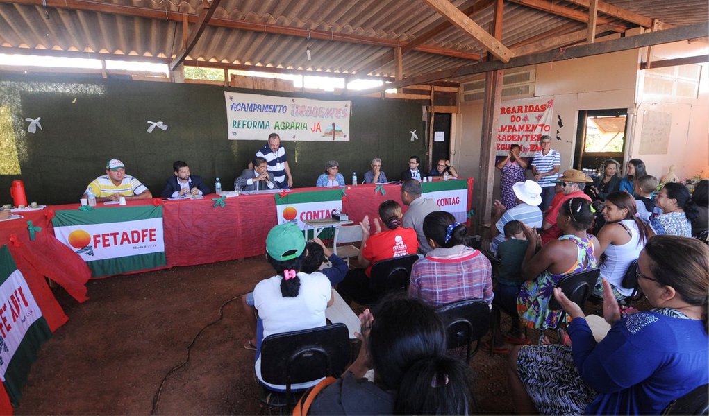 Denúncias de ameaças entre moradores de acampamento rural no entorno do Distrito Federal motivaram uma diligência da Comissão de Direitos Humanos do Senado Federal ao acampamento Tiradentes, que fica a 4 km distante de São Sebastião; o motivo das ameaças é a disputa entre os moradores do local pelo uso da terra e regularização das casas; de acordo com o senador Hélio José (PSD-DF), a partir da averiguação feita pela diligência o caso será encaminhado aos órgãos competentes do governo do Distrito Federal (DF), solicitando apuração das denúncias e emergência na regularização das famílias que moram no local