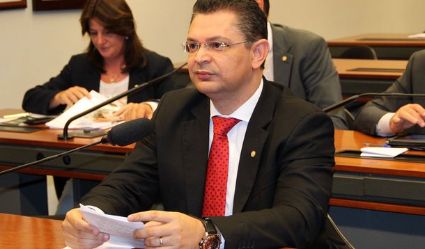 “Casamento para mim é homem e mulher. O resto é gambiarra. São arranjos que podem funcionar em alguns casos, em outros não. Como toda gambiarra pode dar curto-circuito a qualquer momento. E com muito mais facilidade do que uma instalação normal”, diz o presidente da Comissão destinada a discutir o Estatuto da Família, Sóstenes Cavalcante (PSD-RJ); ele afirma que movimento LGBT deve cobrar de seus representantes a discussão de uma PEC que mude a definição familiar na Constituição