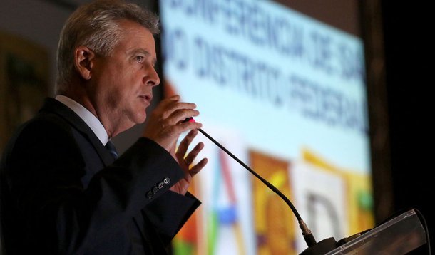 A necessidade de reforçar o orçamento para a Saúde ainda neste ano foi um dos temas abordados pelo governador Rodrigo Rollemberg na abertura oficial da 9ª Conferência de Saúde do Distrito Federal; o chefe do Executivo local também defendeu a gestão descentralizada como um dos caminhos para resolver a crise do setor; segundo Rollemberg, quando ele assumiu o governo, a rede pública de saúde  estava completamente desestruturada, sem medicamentos, com vários leitos de UTI fechados"