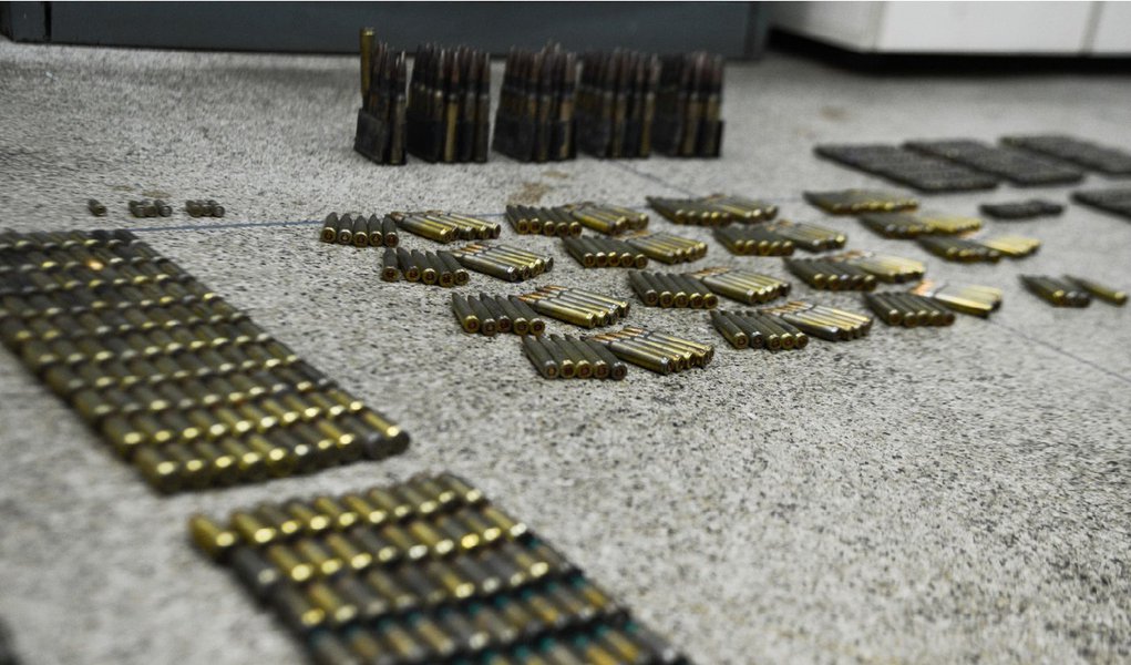 A Polícia Militar do Distrito Federal encontrou nesta segunda (10) cerca de mil projéteis de calibre grosso submersos em um braço do Lago Paranoá, área nobre de Brasília; o arsenal é composto por cinco tipos de munição, todas de uso restrito das Forças Armadas; pelas condições das seis caixas encontradas, o aspirante da PMDF Marcelo Martins, comandante da operação, informou que a munição foi escondida no local há menos de um mês