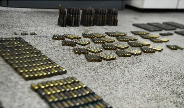 A Polícia Militar do Distrito Federal encontrou nesta segunda (10) cerca de mil projéteis de calibre grosso submersos em um braço do Lago Paranoá, área nobre de Brasília; o arsenal é composto por cinco tipos de munição, todas de uso restrito das Forças Armadas; pelas condições das seis caixas encontradas, o aspirante da PMDF Marcelo Martins, comandante da operação, informou que a munição foi escondida no local há menos de um mês