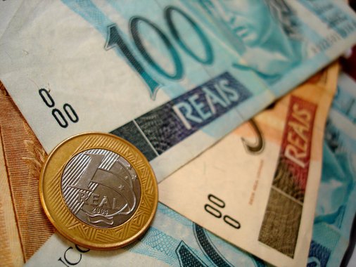 A diferença de R$ 2, para menos, no salário mínimo decretado pela presidente Dilma Rousseff nesta terça-feira (30) vai impactar em economia de R$ 752,8 milhões em 2015; a presidente fixou o mínimo em R$ 788, mas o Congresso Nacional estimava o valor em R$ 790 para fixação do Orçamento de 2015, ainda não aprovado; economia é calculada pelo consultor da Câmara dos Deputados Leonardo Rolim