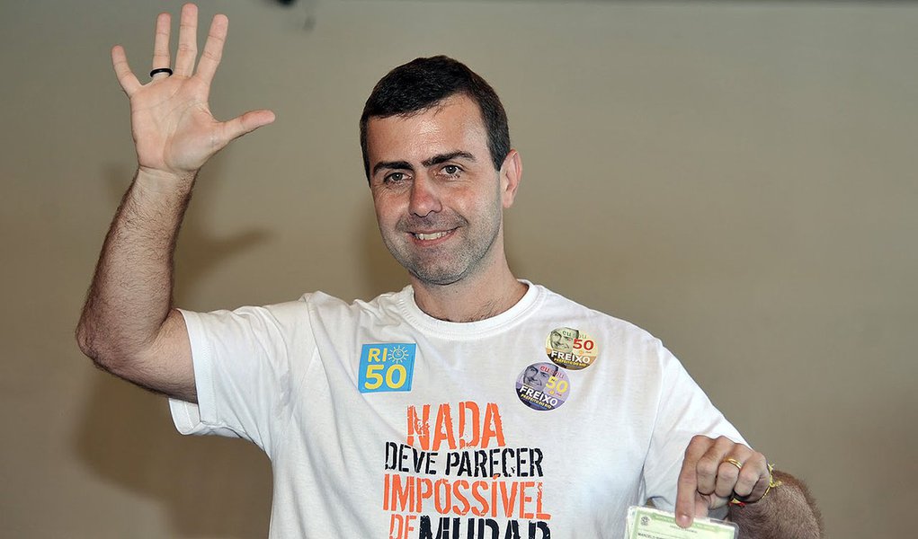 Deputado estadual mais votado no Rio de Janeiro, Marcelo Freixo declarou voto à reeleição da presidente Dilma Rousseff, na disputa contra o presidenciável tucano Aécio Neves: “Tenho muitas críticas ao governo do PT, da Dilma, no que diz respeito à Reforma Agrária, aos direitos das minorias, à política econômica, que são públicas. Mas não admito a possibilidade de um retrocesso que eu entendo que possa haver com um governo tucano. Independentemente do que o partido vier a decidir, eu vou votar na Dilma no segundo turno”