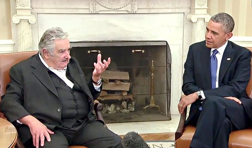 Presidentes do Uruguai e dos Estados Unidos não falaram com a imprensa sobre legalização da maconha e presos de Guantánamo, um dos principais pontos da agenda; na reunião na Casa Branca, Pepe Mujica, que se classificou como um "velho fumante", defendeu a adoção de políticas antitabagistas como uma "batalha pela vida"