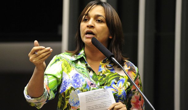 A deputada Eliziane Gama, pré-candidata a prefeita de São Luís, sem respaldo da classe política, resolveu tirar o time de campo e cancelar todas a agenda com líderes partidários até fevereiro de 2016; no período, segundo fontes ligadas ao PPS, vai avaliar a tendência de crescimento do prefeito Edivaldo Holanda antes de se lançar na aventura; conforme colheu o blog junto a fontes fidedignas, a deputada decidiu não mais se mobilizar, participar de eventos partidários ou conversar com líderes político até o início de fevereiro do ano que vem