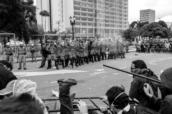 A história nos ensina que não se constrói um país sob o peso de cassetetes e a fumaça de bombas de gás. A democracia se faz e se exerce com o repúdio veemente a essa inaceitável violência