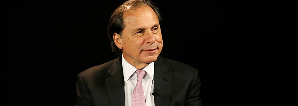 Dono da CSN e presidente interino da Fiesp, Benjamin Steinbruch diz que, com Dilma Rousseff ou com Aécio Neves na Presidência a partir de 1º de janeiro, o país vai precisar de conciliação para fazer as reformas que hoje são consideradas inadiáveis: “O mais óbvio deve ser a retomada do crescimento econômico e da criação de empregos. Qualquer medida nesse sentido, se houver maturidade política, terá de contar com apoio das duas facções”