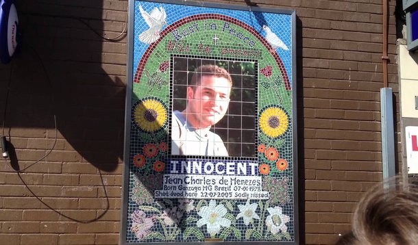 Família do brasileiro Jean Charles de Menezes, morto por engano pela polícia de Londres pouco depois dos atentados terroristas de julho de 2005, lembrou hoje (22) os dez anos da morte pedindo que os agentes envolvidos sejam julgados; Jean Charles foi baleado sete vezes na cabeça e uma no ombro na estação de Stockwell, em 22 de julho de 2005, duas semanas depois dos ataques de 7 de julho, quando quatro terroristas suicidas causaram a morte de 52 pessoas em vários pontos do metrô da capital londrina