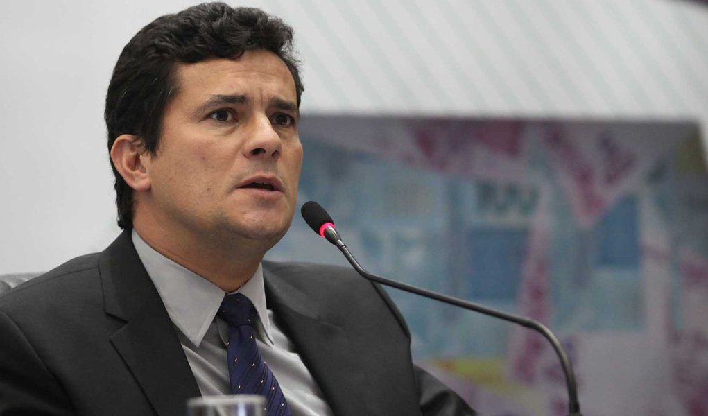 Sergio Moro aceitou denúncia contra os seguintes acusados de participação no esquema: Alberto Youssef, Paulo Roberto Costa, Waldomiro de Oliveira, Carlos Alberto Pereira da Costa, Enivaldo Quadrado, Gerson de Mello Almada, Carlos Eduardo Strauch Albero, Newton Prado Júnior e Luiz Roberto Pereira; ao oferecer a denúncia, o MPF informou que deve pedir na Justiça o ressarcimento aos cofres públicos de R$ 971.551.352,28 de todas as empresas denunciadas