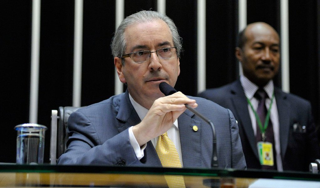 "Até agora, nós vemos apenas um jogo de espuma, sem conteúdo concreto e utilizando parte da espuma que já vem da própria Câmara", afirmou o presidente da Câmara, Eduardo Cunha (PMDB-RJ); segundo o parlamentar, a aproximação entre Renan e a presidente Dilma não significa um enfraquecimento da articulação política do vice-presidente Michel Temer; "Qualquer tentativa de isolar ou deixar Michel em segundo plano, só quem perde é o governo"
 