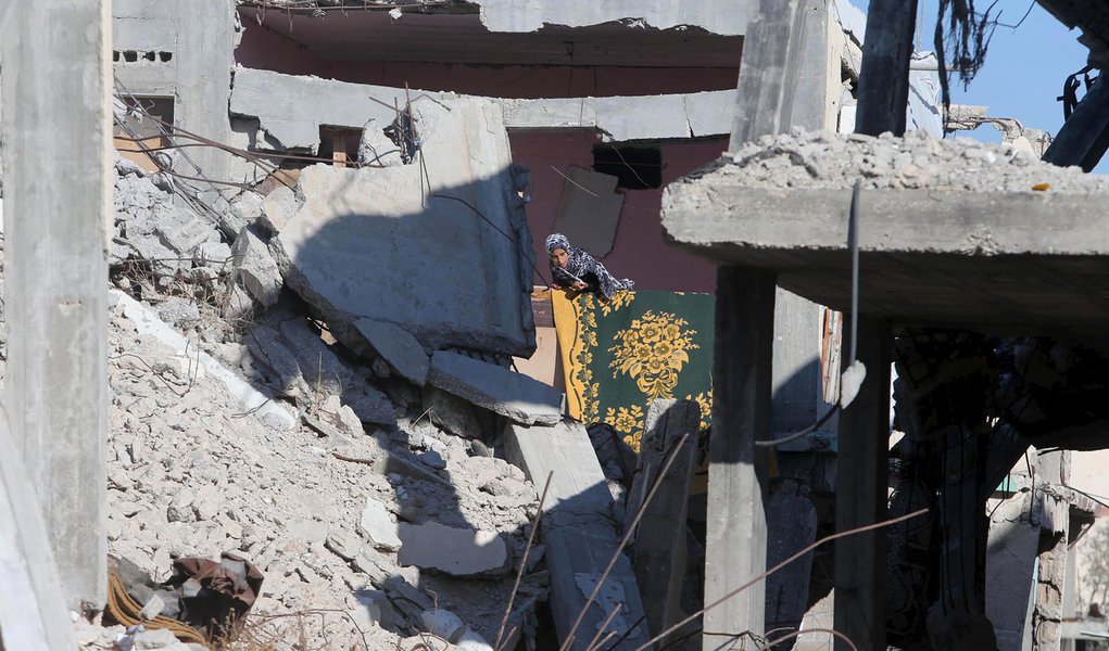 A Autoridade Palestina fez sua primeira apresentação de provas de supostos crimes de guerra israelenses ao Tribunal Penal Internacional (TPI), tentando acelerar um inquérito do organismo sobre os abusos cometidos durante o conflito do ano passado em Gaza; medida pode deixar Israel em um dilema, já que precisa decidir se irá cooperar com a investigação do TPI ou se irá se isolar como um dos poucos países que se recusaram a trabalhar com seus promotores; Israel nega as alegações de crimes de guerra durante o confronto de 2014 no enclave palestino e acusa militantes islâmicos que controlam a Faixa de Gaza de atrocidades contra a população israelense