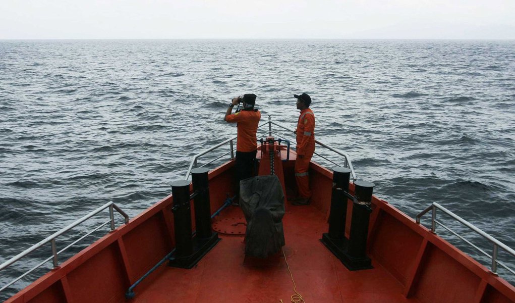 Polícia da Malásia investiga os saques de 111 milringgit (US$ 35 mil) de contas de quatro passageiros que viajavam no avião da Malaysia Airlines que desapareceu em 8 de março no Oceano Índico