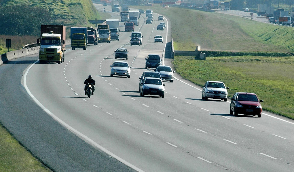 O governo federal elevou de 7,2% para 9,2% a taxa interna de retorno das novas concessões de rodovias, em renovado esforço para tornar o programa mais atraente ao investidor, informou o Ministério da Fazenda nesta sexta (10); "É uma taxa que atende o mercado e as autoridades de controle", disse uma fonte do governo próxima da equipe econômica à Reuters, acrescentando que a expectativa é que o percentual maior torne o programa de concessões de estradas mais atraente aos investidores
 