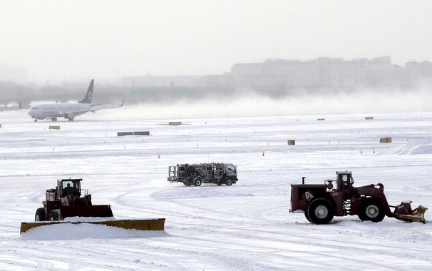 Nos estados do centro e norte do país, as previsões dos serviços meteorológicos apontam para temperaturas entre -23 graus Celsius (°C) e -29°C, com mínimas que podem cair durante a noite para -34°C e rajadas de vento que podem fazer com que a sensação térmica atinja -45°C ou mesmo -51°C; autoridades apelaram aos norte-americanos para se manterem em casa