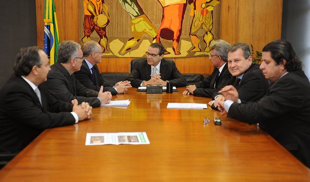 Grupo de secretários de Segurança, mobilizado por José Mariano Beltrame, do Rio, entregou ao presidente da Câmara dos Deputados, Henrique Eduardo Alves, série de sugestões para mudar a legislação, que atualmente favorece a libertação de criminosos; “Prendemos três vezes mais. Não se pode dizer que a polícia não está trabalhando. A polícia está sobrecarregada e deve bater o recorde de prisões esse ano”, disse Beltrame