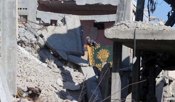 A Autoridade Palestina fez sua primeira apresentação de provas de supostos crimes de guerra israelenses ao Tribunal Penal Internacional (TPI), tentando acelerar um inquérito do organismo sobre os abusos cometidos durante o conflito do ano passado em Gaza; medida pode deixar Israel em um dilema, já que precisa decidir se irá cooperar com a investigação do TPI ou se irá se isolar como um dos poucos países que se recusaram a trabalhar com seus promotores; Israel nega as alegações de crimes de guerra durante o confronto de 2014 no enclave palestino e acusa militantes islâmicos que controlam a Faixa de Gaza de atrocidades contra a população israelense