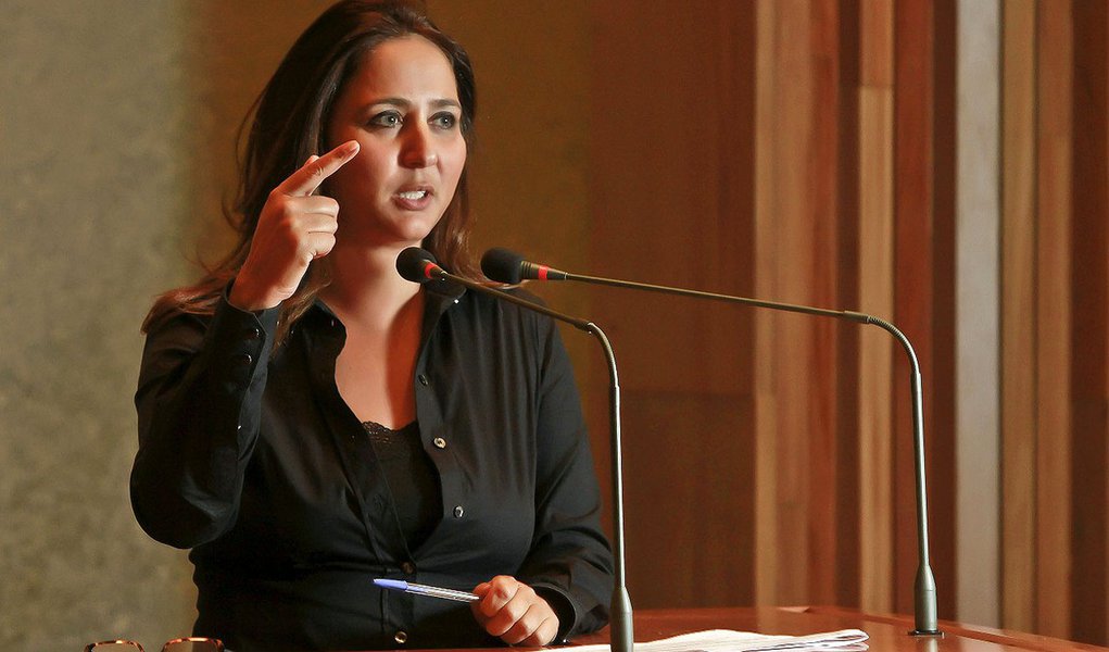 A deputada Liliane Roriz (PRTB) diz estar sendo alvo de "uma série de ações cuja estratégia é desestabilizar meu mandato"; em uma das ações, segundo a parlamentar, foi uma representação do PT alegando que ela estaria fazendo propaganda política antes da hora, em função de outdoors anunciando seu programa na Rádio Mania (104.1 FM); a distrital afirma que o programa é "um canal para que a população possa diariamente fazer seus desabafos"