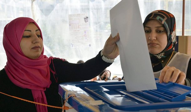 Primeiro-ministro xiita, Nuri Al Maliki, candidato a um terceiro mandato, é considerado favorito, apesar das múltiplas críticas de que é alvo e da rejeição dos iraquianos cansados do desemprego, da corrupção, da falta de serviços públicos básicos, da paralisia das instituições, devido à crise política e à insegurança