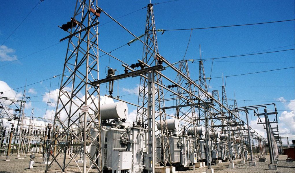 Desse total, R$ 3,6 bilhões virão de sete bancos, e os R$ 3 bilhões restantes virão do BNDES; aporte terá taxa de Certificado de Depósito Interbancário mais 2,35% ao ano; primeira parcela será liberada até o dia 15 para a Câmara de Comercialização de Energia Elétrica (CCEE), que repassará o dinheiro às distribuidoras; empréstimos para as distribuidoras são necessários para cobrir o custo das empresas com a escassez de chuva no Centro-Sul do país neste ano; queda do nível dos reservatórios fez as empresas pagarem mais pelo uso das usinas termelétricas e pela compra de energia no mercado de curto prazo, cujo custo disparou com a falta de chuvas