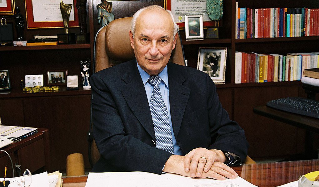 Jurista afirma que a liberdade de imprensa está em perigo com o projeto defendido pelo governo de Dilma Rousseff: “Além de não ser o momento de discuti-los, fica-se com a impressão que o governo, em conjuntura delicada, na qual se examina sua moralidade, pretende calar a imprensa”