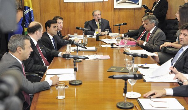 Presidente da Câmara, Eduardo Cunha anunciou um pacote de bondades para os 513 deputados com reajustes de verbas parlamentares e pagamento de passagens das mulheres e maridos dos congressistas a partir de 1° de abril; haverá aumento de 18% na verba de gabinete que paga os funcionários não concursados de deputados, de 8% na de custeio do mandato e de 10,5% no auxílio moradia; o impacto anual extra nas contas da Casa será de R$ 146,4 milhões; segundo Cunha, outros gastos serão cortados para zerar as contas
 