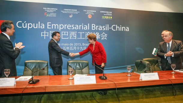Investimentos que a China anunciou para o país e a consolidação do banco dos Brics faz frente à conspiração midiático-judicial-tucana financiada pelos EUA, em especial pelas indústrias Koch, diz o colunista Miguel do Rosário, do Cafezinho