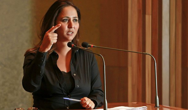 A deputada Liliane Roriz (PRTB) diz estar sendo alvo de "uma série de ações cuja estratégia é desestabilizar meu mandato"; em uma das ações, segundo a parlamentar, foi uma representação do PT alegando que ela estaria fazendo propaganda política antes da hora, em função de outdoors anunciando seu programa na Rádio Mania (104.1 FM); a distrital afirma que o programa é "um canal para que a população possa diariamente fazer seus desabafos"