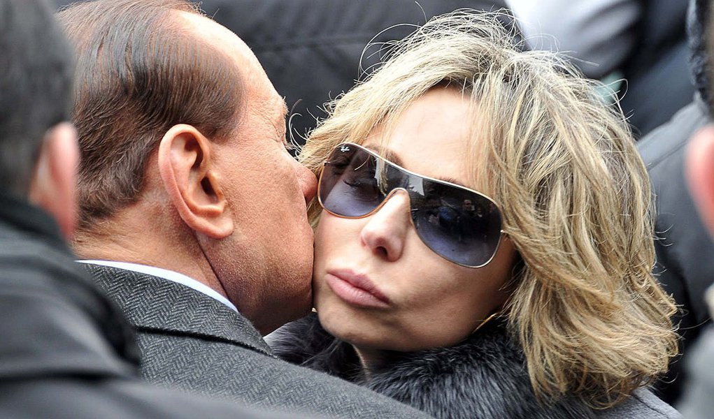 Marina, a filha mais velha de Silvio Berlusconi, negou nesta segunda-feira especulações de que poderia suceder ao pai como líder da centro-direita italiana devido aos problemas enfrentados pelo ex-premiê com a Justiça