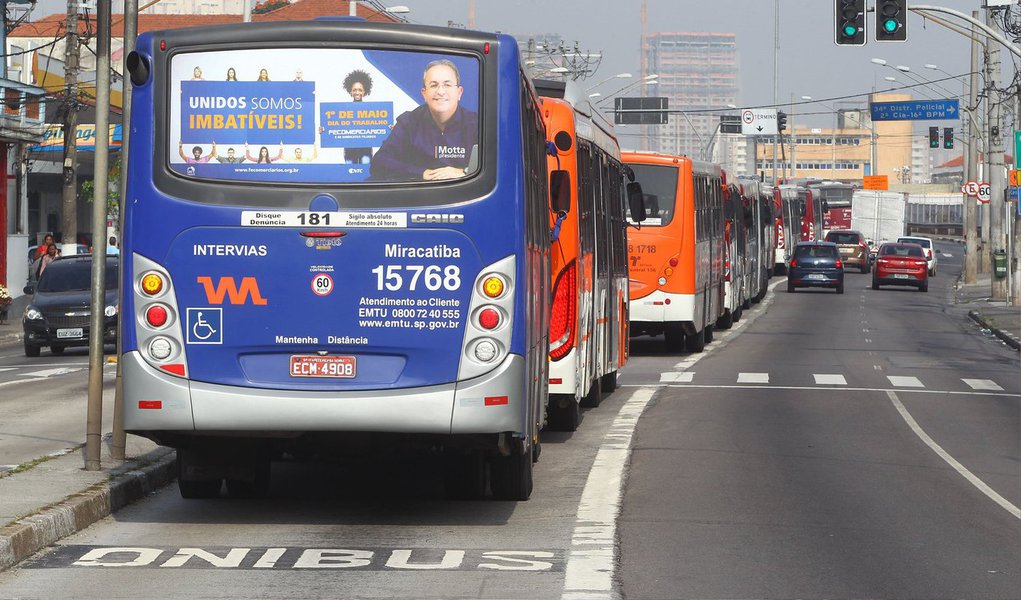 A partir de julho, os 13 mil ônibus intermunicipais que circulam em todo o estado do Rio vão ser acompanhados em tempo real por um sistema de tecnologia avançada; o anúncio foi feito pelo Detro; o Sistema de Inteligência e Monitoramento (SIM) já foi testado nas vans que fazem o transporte complementar, e custou R$ 3 milhões aos cofres do governo do estado; principal objetivo do SIM é verificar se os itinerários e as grades de viagens de veículos estão sendo cumpridos