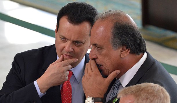 O ministro das Cidades, Gilberto Kassab, e o governador do Rio de Janeiro, Luiz Fernando Pezão, se reuniram para discutir o andamento de projetos no estado; após o encontro, os dois anunciaram a formação de um grupo de trabalho para atuar no TCU e acelerar o andamento de obras públicas; "Não é protestar. É criar um grupo de trabalho para ajudar o tribunal a cumprir sua missão", disse o ministro