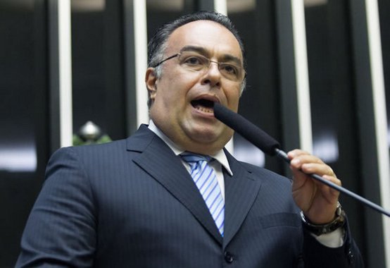 Partido entrou com ação no Tribunal Superior Eleitoral e alega quebra das diretrizes partidárias e abandono da legenda pelo deputado paranaense; Vargas foi flagrado em diálogos com o doleiro Alberto Youssef, preso pela Polícia Federal por suspeita de envolvimento em esquema de lavagem de dinheiro; PT pressionou para que o parlamentar se desfiliasse para não gerar desgastes ao partido