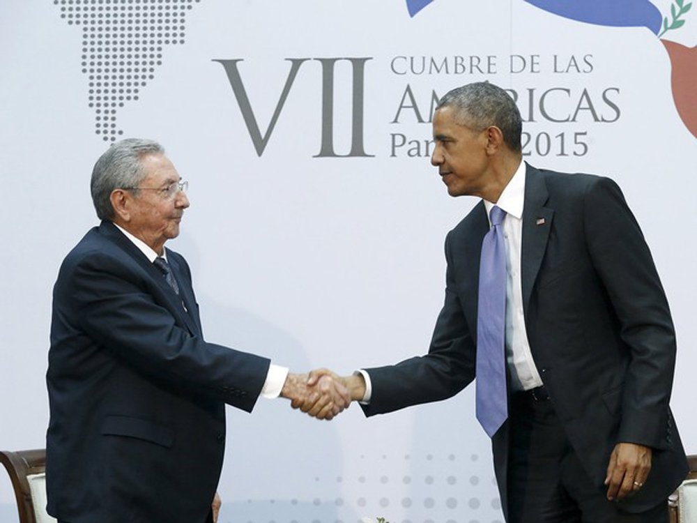 Durante reunião com o presidente cubano, neste sábado, na Cúpula das Américas, Obama afirmou que continuará pressionando Cuba sobre o tema de direitos humanos; da sua parte, Castro afirmou que seguirá dando passos para normalizar os laços entre as duas nações e que estão dispostos a discutir tudo "com muito respeito às ideias"