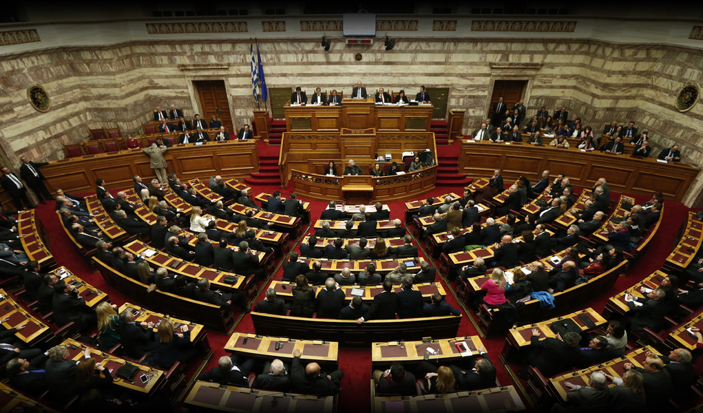 O Parlamento da Grécia chegou a um resultado sobre as medidas de austeridade, com o "sim" superando a marca dos 151 votos; o resultado final foi: 229 "sim", 64 "não" e 6 abstenções; após horas de falas dos deputados, a votação teve início pouco antes das 20h (horário de Brasília), ou 2 da manhã na hora local; a surpresa era visível em boa parte da equipe do primeiro-ministro Alexis Tsipras quando alguns parlamentares que se esperava um voto negativo votaram à favor das medidas; ministros das Finanças da zona do Euro devem assinar o empréstimo de curto prazo para cobrir as necessidades imediatas da Grécia nesta quinta (16)