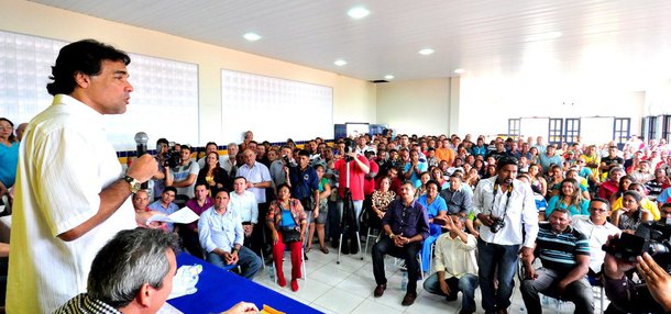 Na reunião realizada na Escola Técnica, o senador Lobão Filho relembrou que quando presidente da Comissão de Orçamento do Congresso assegurou os recursos necessários para a implementação de um vigoroso plano no setor; em recente encontro com o ministro da Pesca, Eduardo Lopes em Imperatriz, o pré-candidato peemedebista recebeu a garantia que os recursos serão liberados beneficiará de imediato 180 mil pescadores cadastrados no Maranhão; Lobão Filho também garantiu que a Universidade Estadual do Maranhão (UEMA) será instalada em vários municípios da região de acordo com as especificidades e vocação econômica de cada localidade