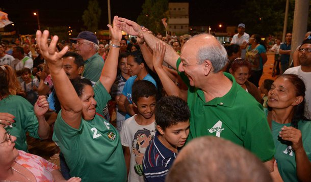 Todos estão de olho no eleitorado de José Roberto Arruda (PR), ex-governador do Distrito Federal que tentava a candidatura a um novo mandato no Palácio do Buriti, mas foi impugnado com base na Lei da Ficha Limpa, deixando o posto para o vice da chapa, Jofran Frejat (PR). A nove dias das votações do primeiro turno, Pitiman e Agnelo usam diferentes estratégias para se aproximar dos eleitores de Arruda e melhorar o desempenho nas urnas; Rollemberg e Frejat, por sua vez, miram na militância do atual governador e candidato à reeleição pelo PT
 