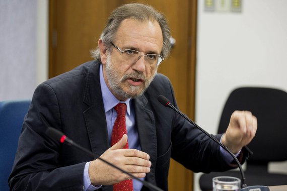 Após anunciar medidas que alteram o acesso a benefícios trabalhistas e previdenciários como seguro-desemprego, abono salarial e auxílio-doença, o governo pretende se reunir com lideranças do movimento sindical para debater as mudanças; o encontro terá presença do ministro da Secretaria-Geral da Presidência, Miguel Rossetto, e acontecerá na segunda quinzena deste mês; segundo nota da pasta, a reunião servirá para o governo "esclarecer e discutir com os dirigentes" as medidas