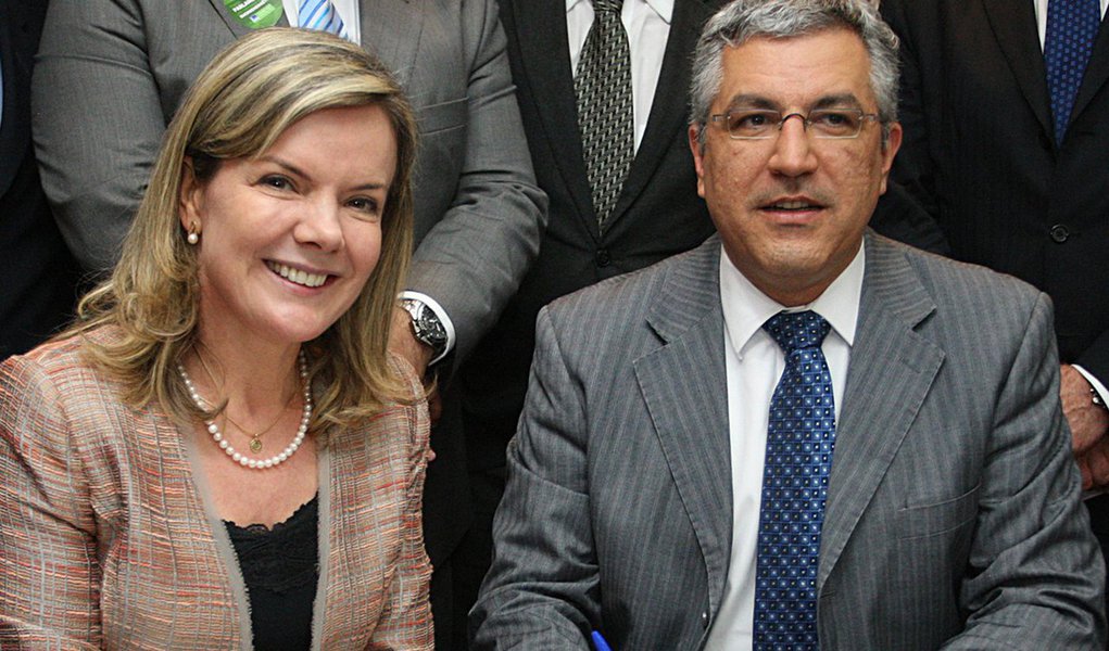 O ministro da Saúde, Alexandre Padilha (SP), e a ministra-chefe da Casa Civil, Gleisi Hoffmann (PR), ambos do PT, anunciaram a liberação de R$ 82 milhões para a construção de dois novos hospitais em Curitiba (PR); as unidades devem ficar prontas em 2016