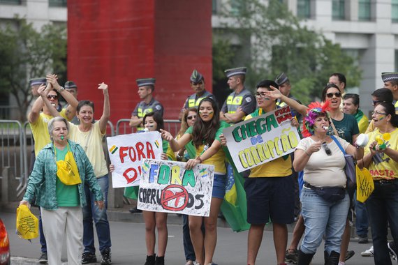 Pesquisa inédita feita pela consultoria digital Bites aponta que volume de tuítes mencionando as palavras manifestação, manifestações, protesto e protestos caiu de 715.469 no dia 15 de março para 132.413, redução brusca de 81,5%; palavra "impeachment" teve queda de 86%; em contrapartida, os defensores do governo e do PT levaram a hashtag #AceitaDilmaVez aos assuntos mais comentados no Twitter mundial