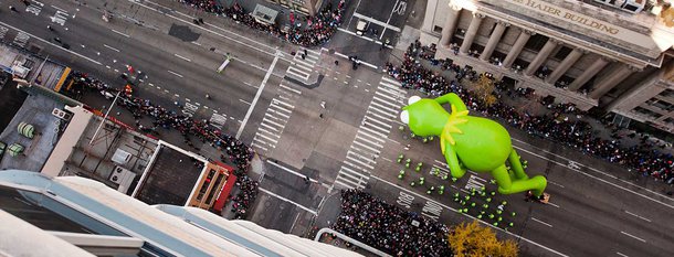 Subir ao alto dos maiores edifícios de Nova York para fotografar a cidade lá de cima: foi a ideia do fotógrafo Navid Baraty. Ele inverteu a perspectiva que normalmente usamos para fotografar a cidade. O resultado do seu trabalho... dá vertigem