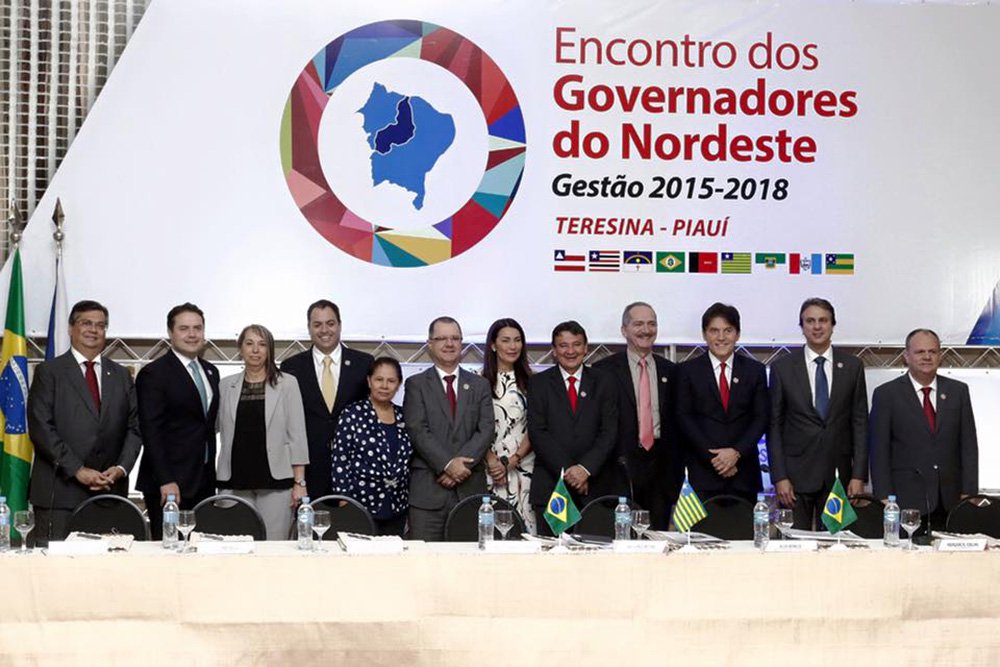 Movimento político importante se deu no IV Fórum dos Governadores do Nordeste e logo após o anúncio de rompimento do presidente da Câmara, Eduardo Cunha (PMDB-RJ), com o governo federal; governadores defendem que a crise política no Congresso não pode interferir na constitucionalidade do mandato da presidente, pois não aceitam interrupção da governabilidade