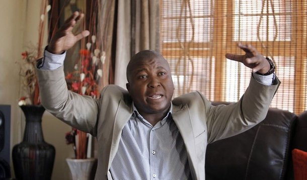 O intérprete de sinais Thamsanga Jantjie, que trabalhou no funeral de Nelson Mandela e alegou esquizofrenia depois de ter sido acusado de fraude, foi internado em um hospital psiquiátrico; o governo da África do Sul apresentou um pedido de desculpas à comunidade de portadores de deficiência auditiva pelo incidente